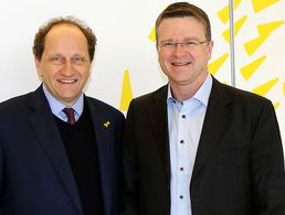 Austausch unter Experten: Der Bundesvorsitzende und Alexander Graf Lambsdorff, stellvertretender Chef der FDP-Fraktion und Leiter des Arbeitskreises „Freiheit und Menschenrechte weltweit“. „Ein ganzes Jahr lang haben die USA auf keine Provokation reagiert, weder auf den Beschuss von Öl-Tankern noch auf die Angriffe auf US-Militärbasen im Irak.“ Aber der Sturm auf die US-Botschaft in Bagdad durch vom Iran gesteuerte schiitische Milizen sei zu weit gegangen, erklärte der gelernte Diplomat kürzlich in einem Interview. Foto: DBwV/Krause