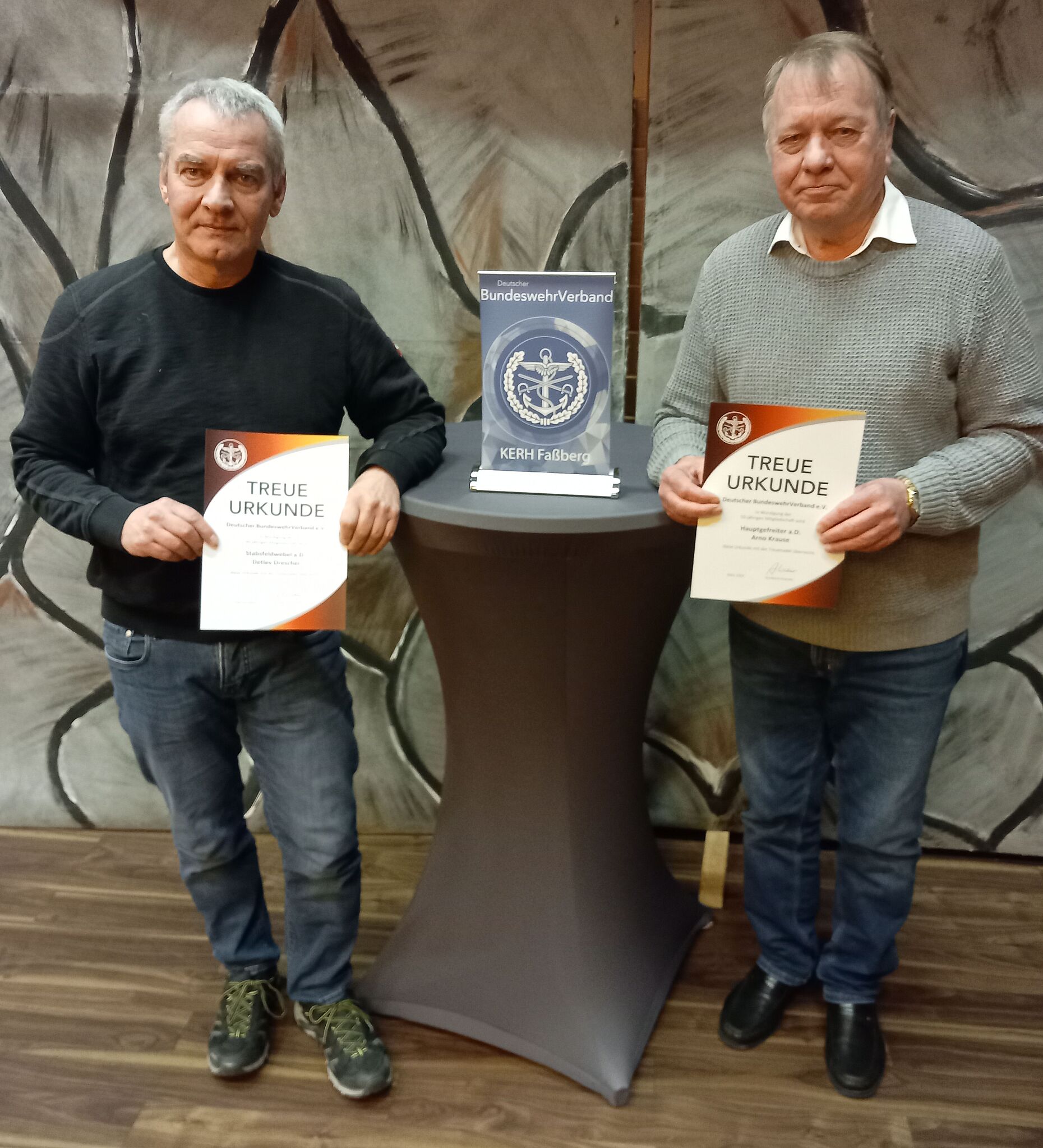 Stabsfeldwebel a.D. Detlev Drescher und Hauptgefreiter a.D. Arno Krause wurden für ihre lange Mitgliedschaft geehrt. Foto: DBwV