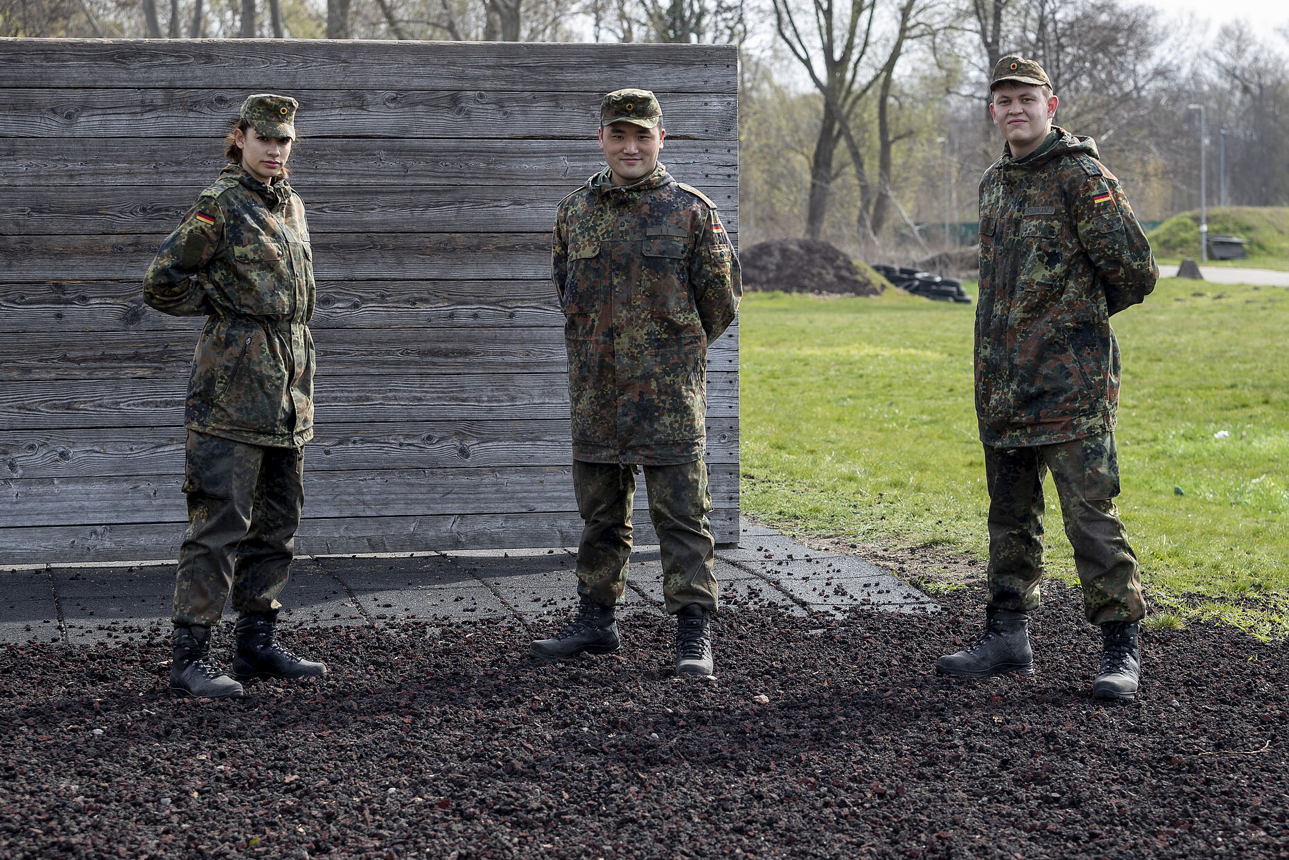 Für Rekrutin Marie-Therese Kuhlmann und die Rekruten Yiran Li und Dennis Brauns und ist das Pilotprojekt ideal, um die Zeit zu neuen Studien und Jobsuche zu überbrücken. Foto: Bundeswehr/Kai-Axel Döpke