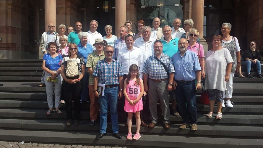 Sven Gerich, Oberbürgermeister der Stadt Wiesbaden, inmitten der DBwV Besuchergruppe. Foto: DBwV/KERH Mainz-Wiesbaden