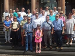 Sven Gerich, Oberbürgermeister der Stadt Wiesbaden, inmitten der DBwV Besuchergruppe. Foto: DBwV/KERH Mainz-Wiesbaden