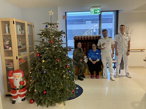 Annett Michel (links) auf eine der Stationen im Hamburger Bundeswehrkrankenhaus. Foto: LV Nord