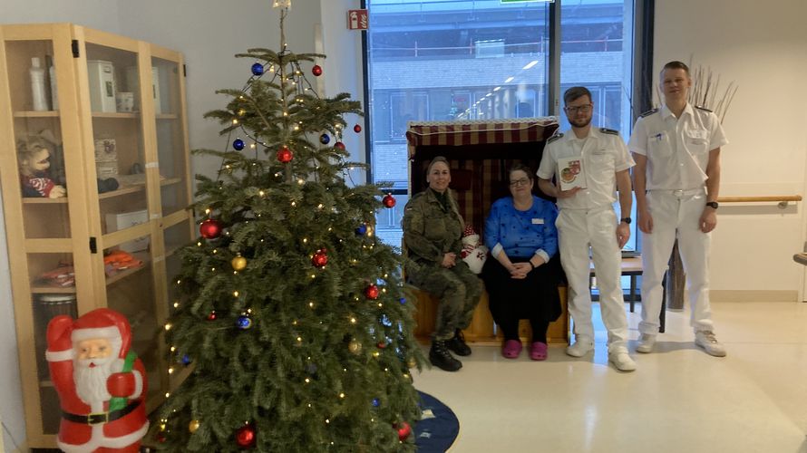 Annett Michel (links) auf eine der Stationen im Hamburger Bundeswehrkrankenhaus. Foto: LV Nord