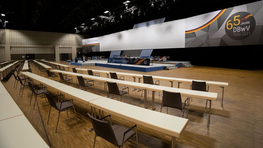 Noch ist die Bühne leer – ab dem morgigen Dienstag werden aber in Berlin die Weichen für die Zukunft des Verbandes gestellt. Foto: DBwV/Yann Bombeke