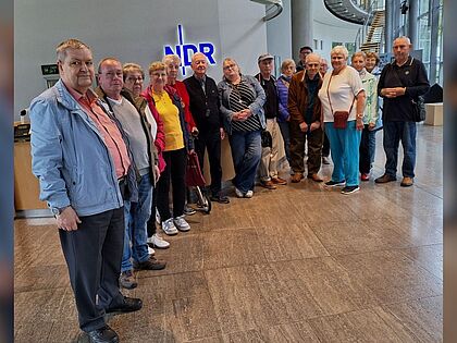 Die Teilnehmer der sKERH Lübz beim Besuch im NDR-Funkhaus Schwerin. Foto: Wolfgang Höhne