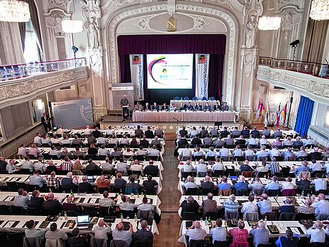 Die diesjährigen Landesversammlungen können endlich wieder in Präsenz durchgeführt werden, wie hier bei der Landesversammlung West 2019. Vor zwei Jahren ließ die Pandemie nur rein digitale oder hybride Veranstaltungen zu. Foto: DBwV/Yann Bombeke