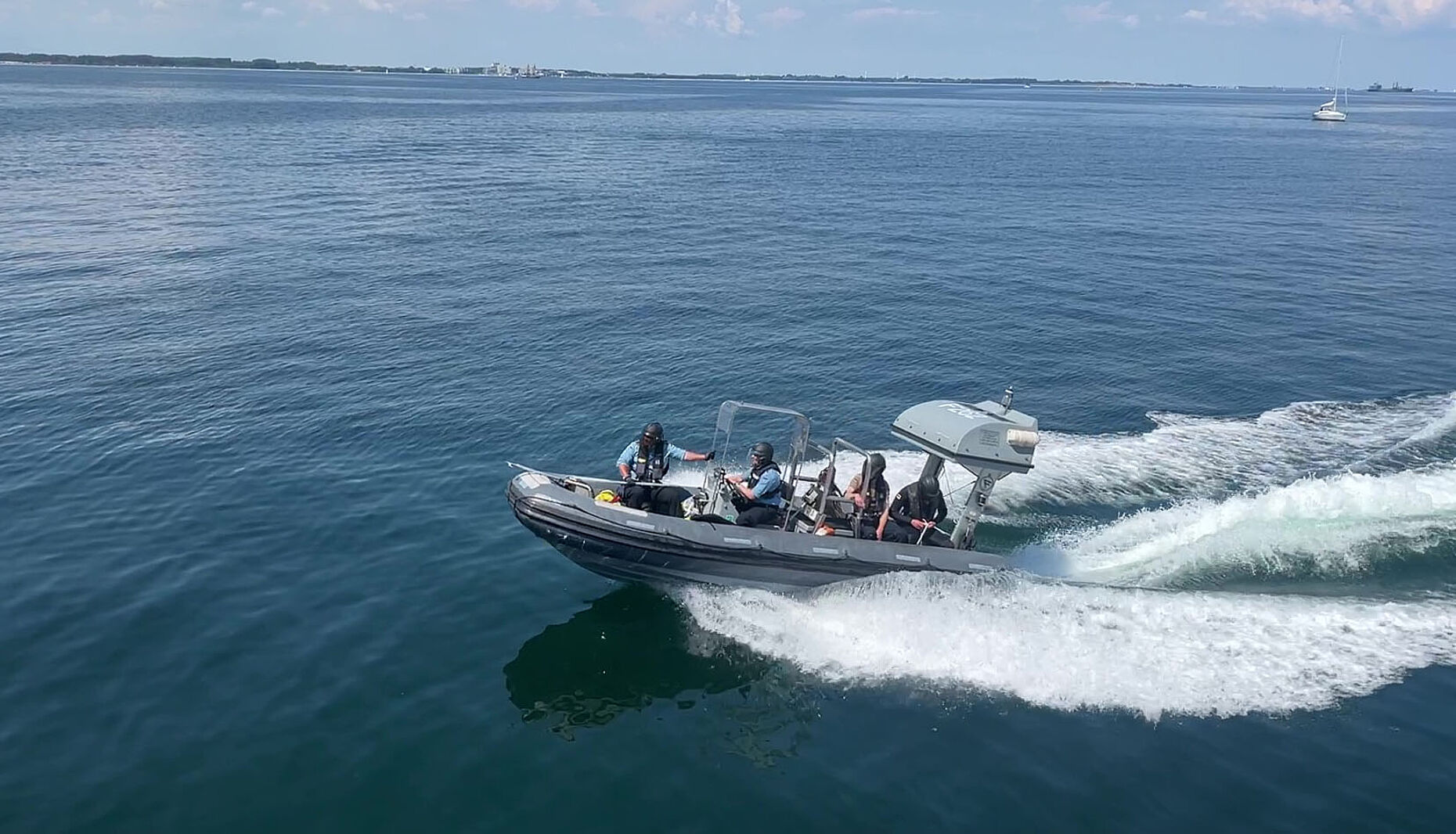 Schnell hatte das Rettungsteam den Dummy aus dem Wasser gefischt und wieder zurück an Bord der "Erfurt" gebracht.