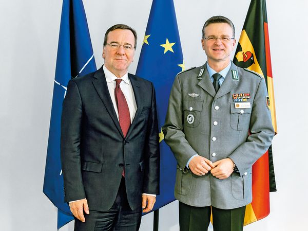 Der Bundesvorsitzende, Oberst André Wüstner (r.), tauscht sich regelmäßig mit Verteidigungsminister Boris Pistorius aus. Foto: DBwV/Mario Firyn