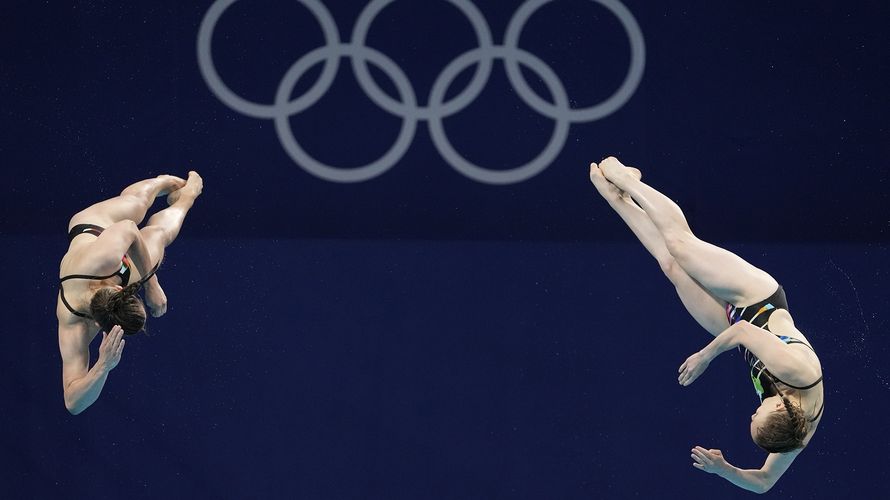 Lena Hentschel und Tina Punzel beim Sprung vom Drei-Meter-Brett – am Ende sprang die Bronzemedaille für die beiden Athletinnen raus. Foto: picture alliance / ASSOCIATED PRESS | Dmitri Lovetsky