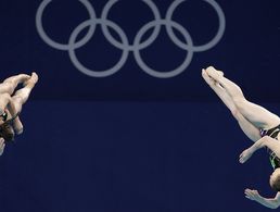 Lena Hentschel und Tina Punzel beim Sprung vom Drei-Meter-Brett – am Ende sprang die Bronzemedaille für die beiden Athletinnen raus. Foto: picture alliance / ASSOCIATED PRESS | Dmitri Lovetsky