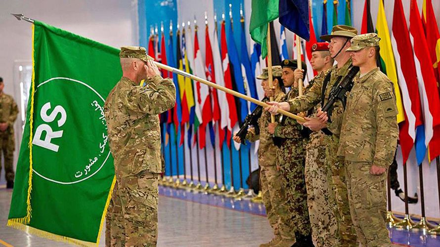 Die Präsentation des "Resolute Support" Logos bei der Flaggenzeremonie in Kabul. Foto: DPA