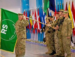 Die Präsentation des "Resolute Support" Logos bei der Flaggenzeremonie in Kabul. Foto: DPA