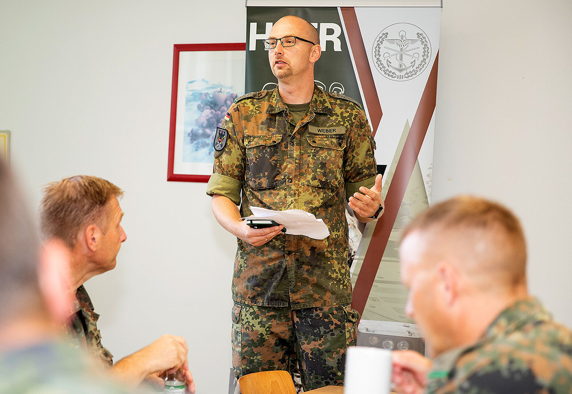 Hptm Weber berichtet zu aktuellen Themen. Foto: DBwV/Schulz