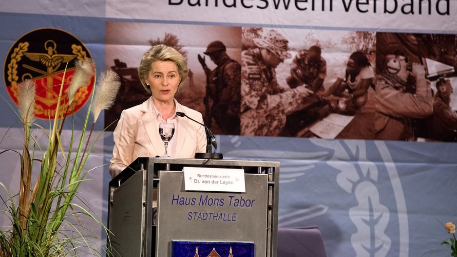 Verteidigungsministerin Ursula von der Leyen schilderte ihr Vorgehen in den vergangenen Wochen Foto: DBwV/Bombeke