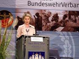Verteidigungsministerin Ursula von der Leyen schilderte ihr Vorgehen in den vergangenen Wochen Foto: DBwV/Bombeke