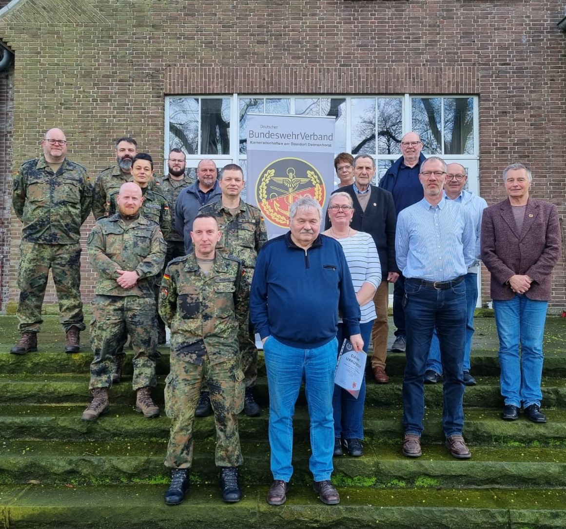 Die anwesenden Mandatsträger der StOKa, mit Wahlleiter und Geehrten. Foto: DBwV