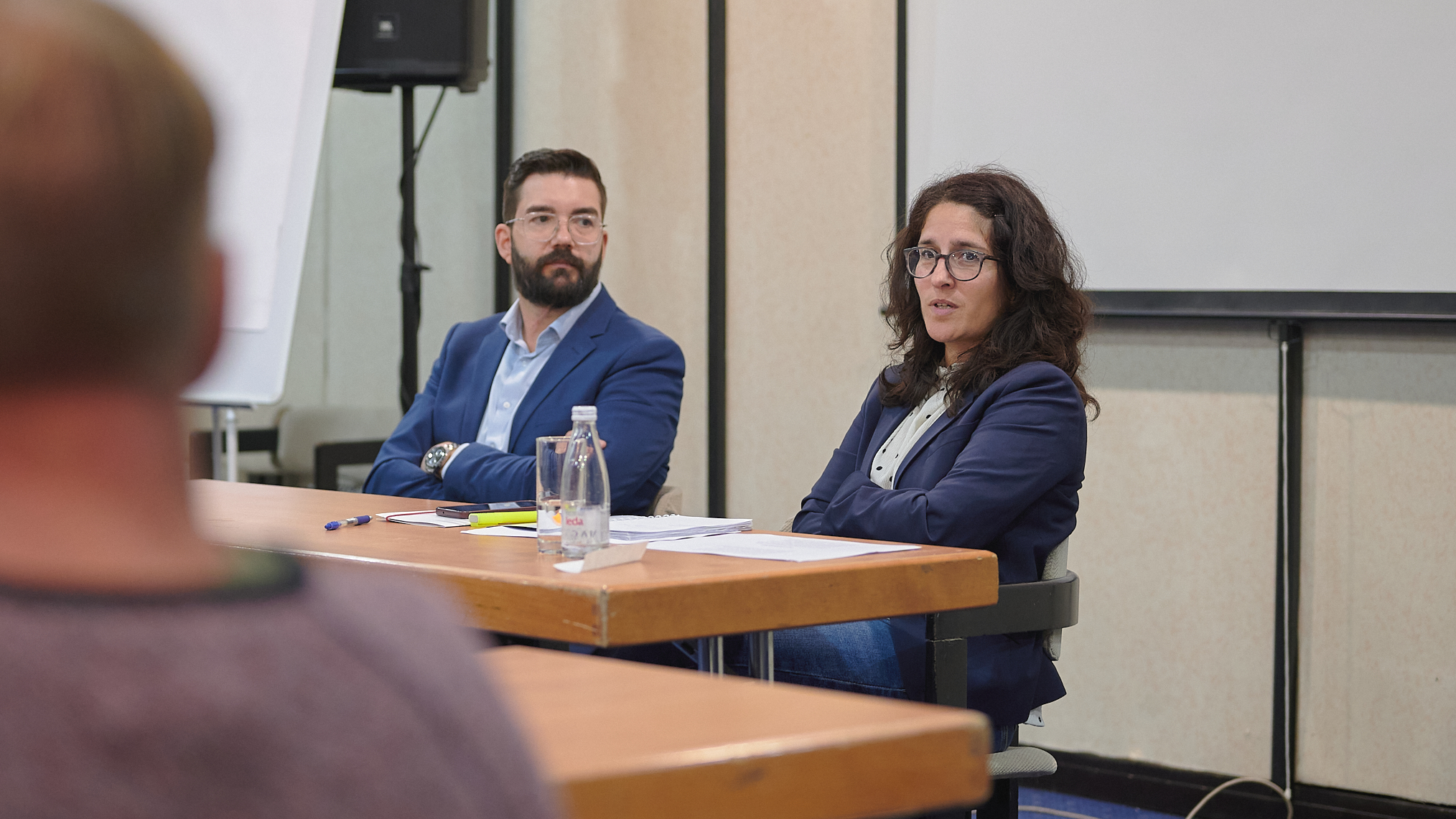 Sarah Hees-Kalyani vom Büro der Friedrich-Ebert-Stiftung Sarajevo vermittelten einen ersten umfassenden Eindruck zur politischen Lage im Land. Foto: ik