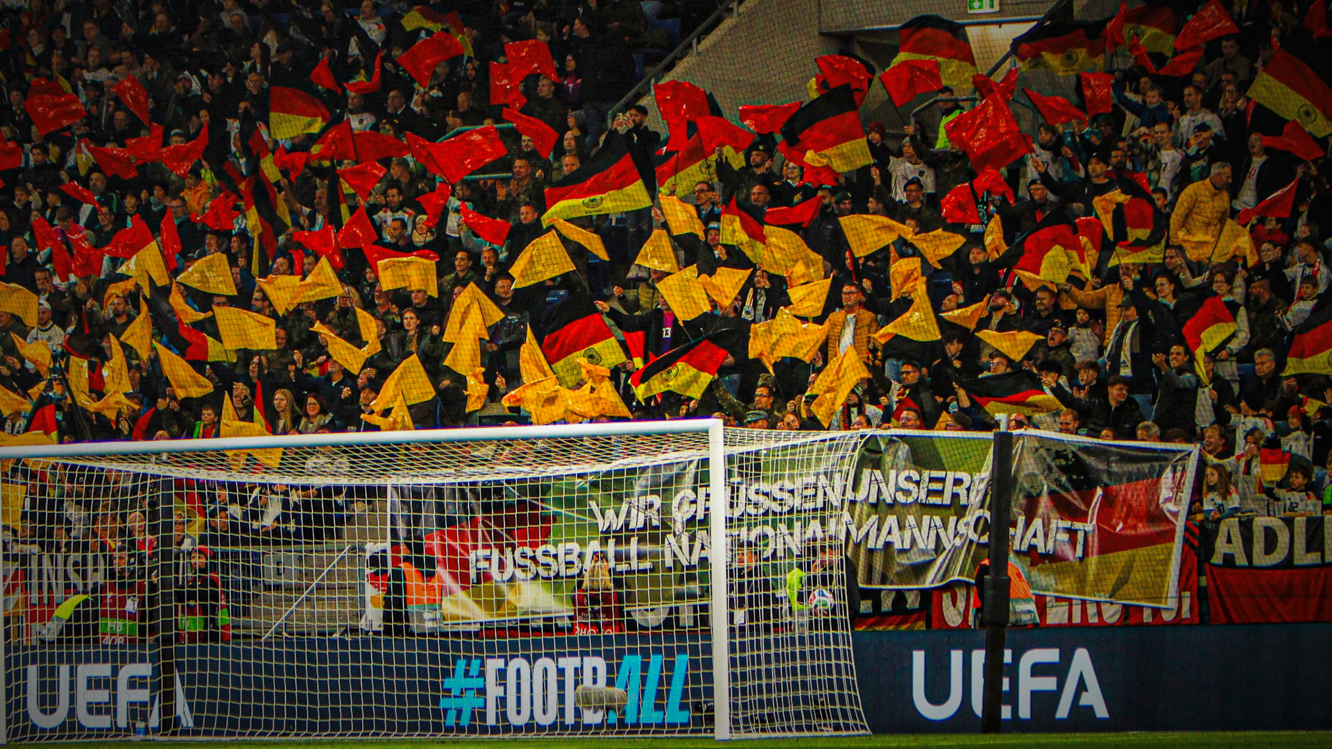 Mit Uniformen, Banner und Choreografie zeigten 500 Soldaten und ihre Familien bei der WM-Qualifikation der Fußballnationalmannschaft: Die Bundeswehr gehört zur Gesellschaft. Foto: Günther Ludwig