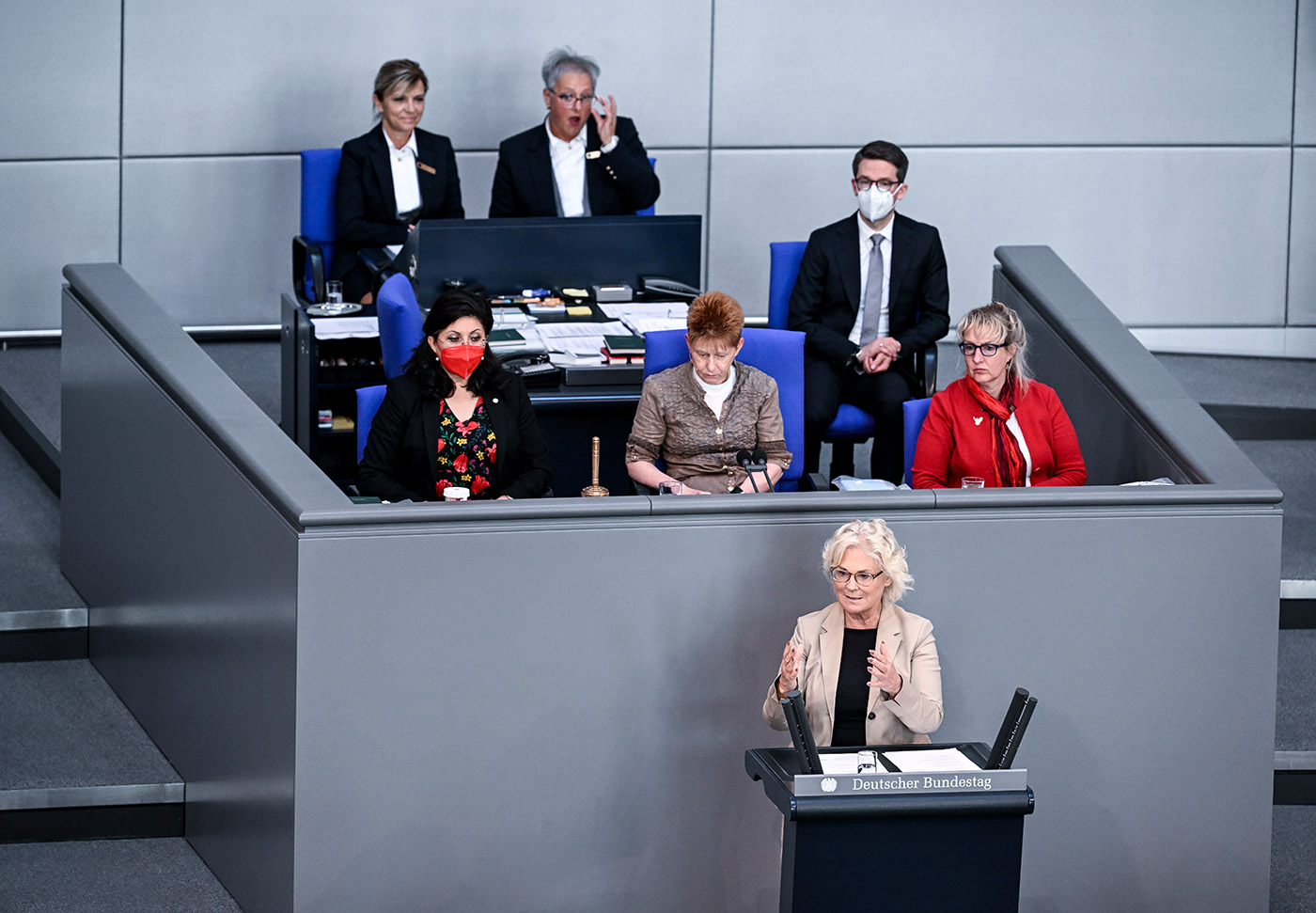 Verteidigungsministerin Christine Lambrecht (SPD)  spricht bei der 33. Sitzung des Bundestags zu den Abgeordneten. Foto: dpa