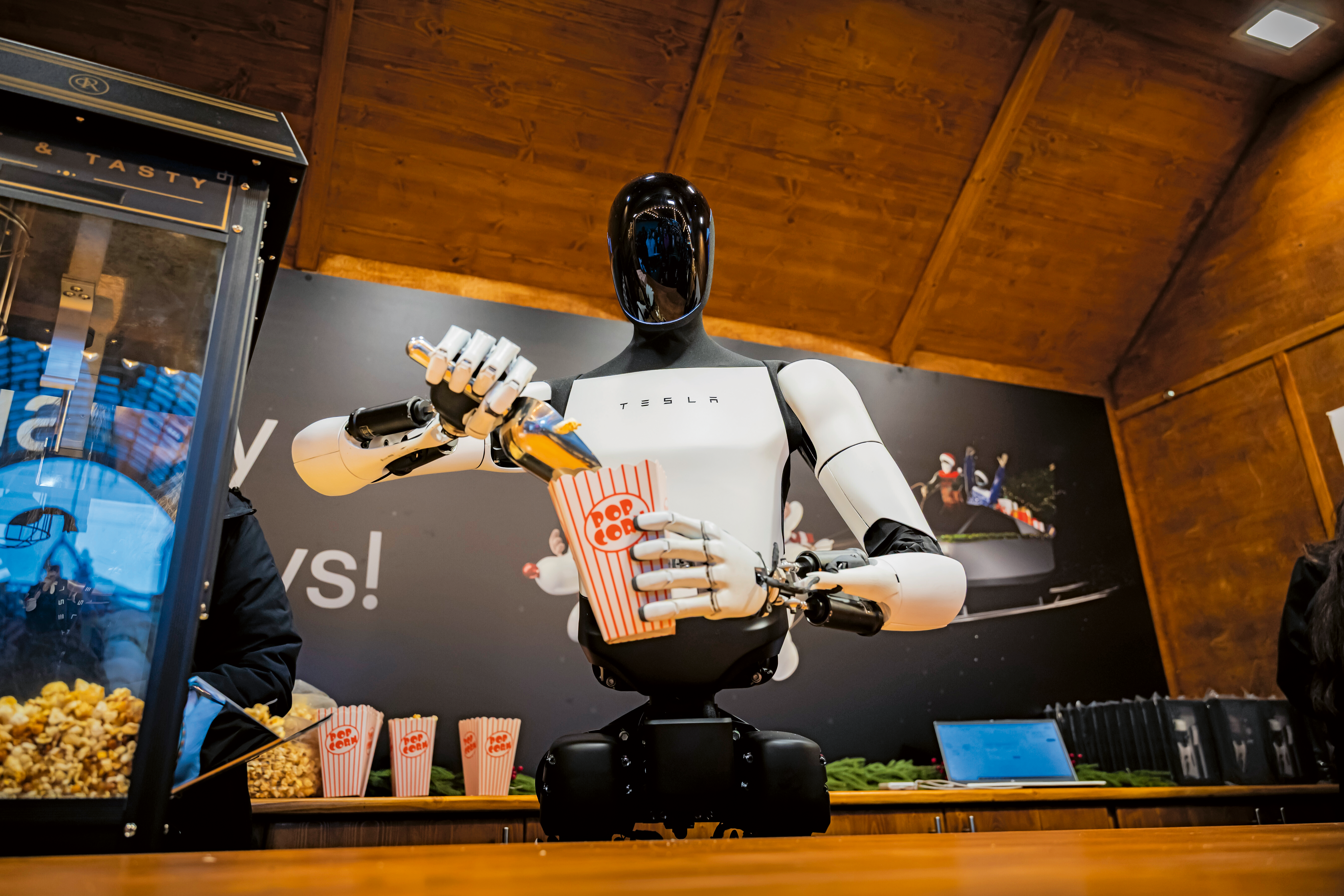 Könnten humanoide Roboter auch in Kriegsszenarien eingesetzt werden? Der Roboter „Optimus“ verteilt Popcorn auf einem Berliner Weihnachtsmarkt. Foto: Picture-Alliance/dpa/Christoph Soeder