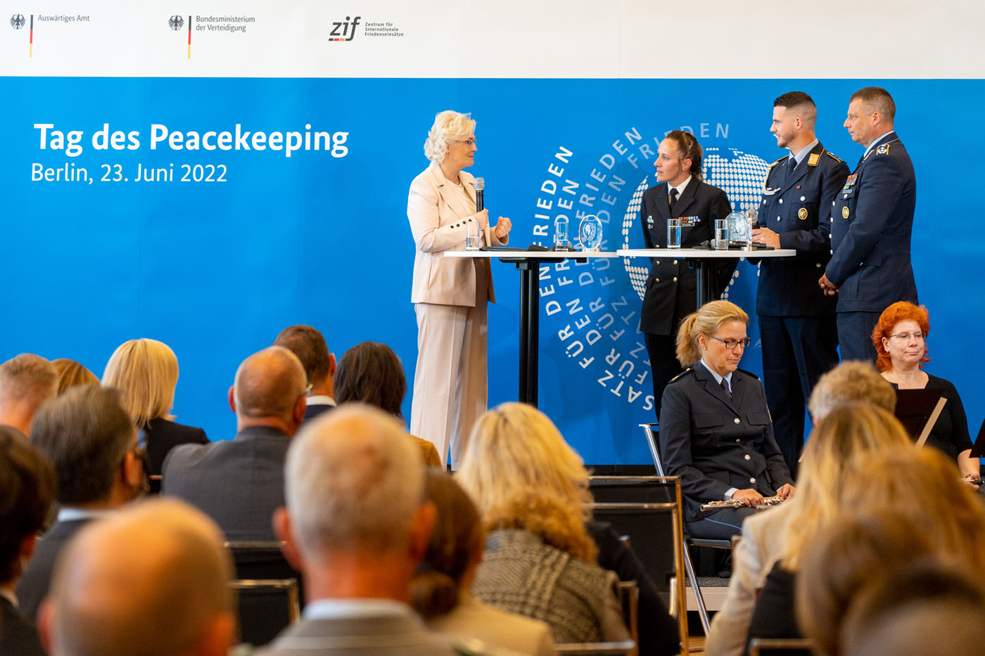 Verteidigungsministerin Christine Lambrecht ehrte beim Tag des Peacekeepings 2022 drei Soldaten, die stellvertretend für alle Bundeswehrangehörigen in den Einsatzgebieten ausgezeichnet wurden. Foto: DBwV/Fyrin