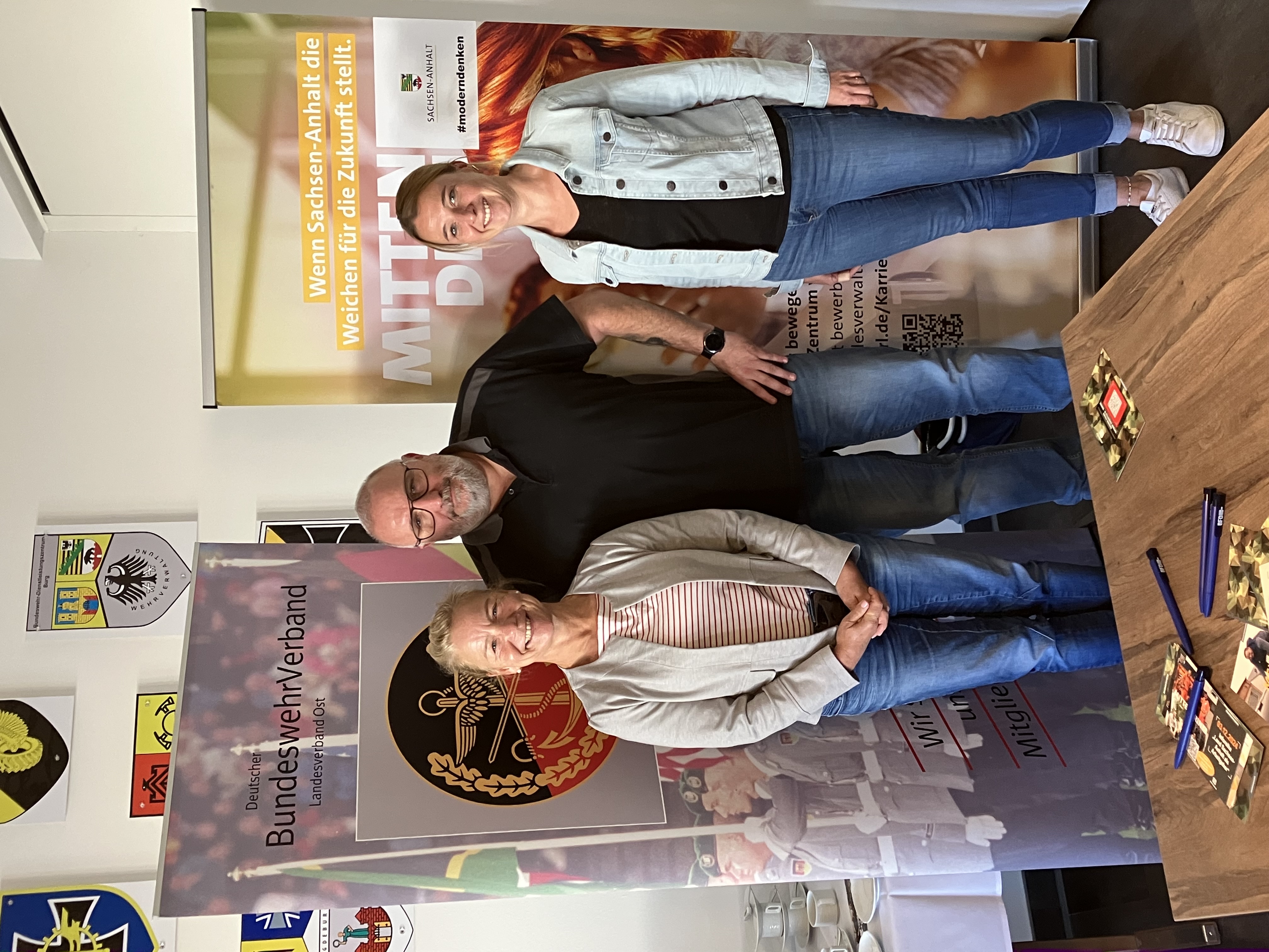 Informationsveranstaltung des Berufsförderungsdiensts (BFD) in Magdeburg: Stabsfeldwebel a.D. Gabriela Raue, Sonderbeauftragte Eingliederung SaZ im Landesverband Ost, mit Klaus Roth und Julia Brandhöfer vom BFD Magdeburg. Foto: DBwV