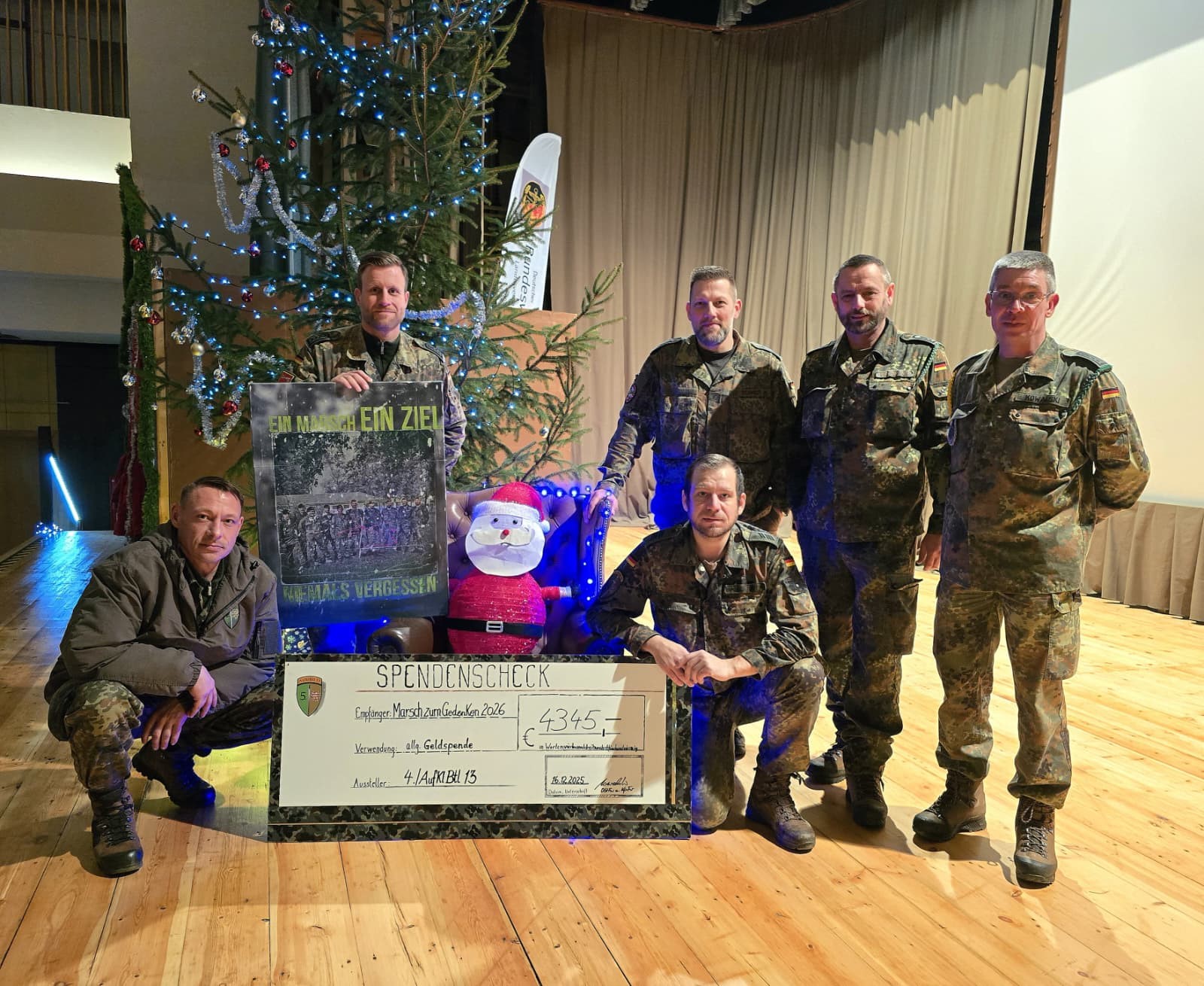 Über 4000 Euro sammelte die 4. Kompanie des Aufklärungsbataillons 13 für den „Marsch zum Gedenken": Stabsfeldwebel Matz ( Organisationsteam MzG, von links), Oberstabsfeldwebel Oetting (Spieß MzG), Hauptfeldwebel Schmidt (Organisationsteam MzG), Oberstabsgefreiter Hellmann (kniend, MBF Soldat 4./13), Stabsfeldwebel Brodmann (StDstBearbSK 4./13) und OStFw Oberstabsfeldwebel Kowalski (KpFw 4./13). Foto: Jörg Kowalski