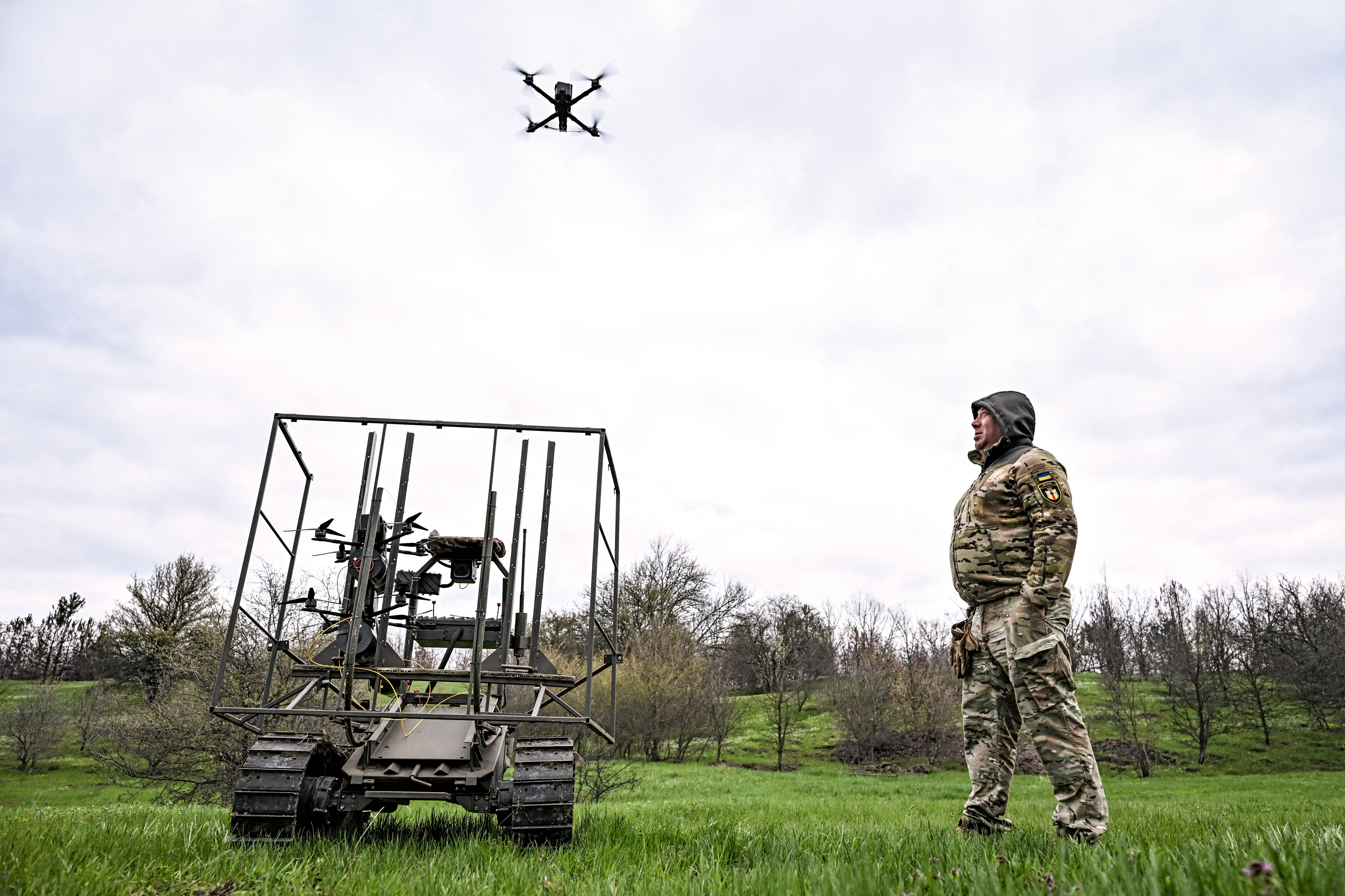 Ein ukrainischer Soldat beobachtet bei Tests, wie eine Drohne von einem bodengebundenen Robotersystem aus gestartet wird. Foto: Picture-Alliance/abaca/Smoliyenko Dmytro/Ukrinform