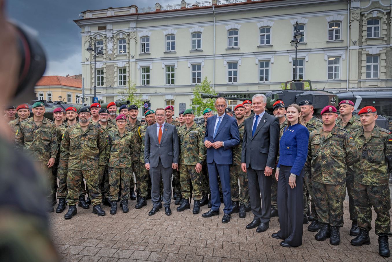 Gänsehautmomente in Vilnius: Boris Pistorius, Kanzler Friedrich Merz, Präsident Gitanas Nauseda und die litauische Verteidigungsministerin Dovile Šakaliene. Foto: Bundeswehr/Fabian Hauschild
