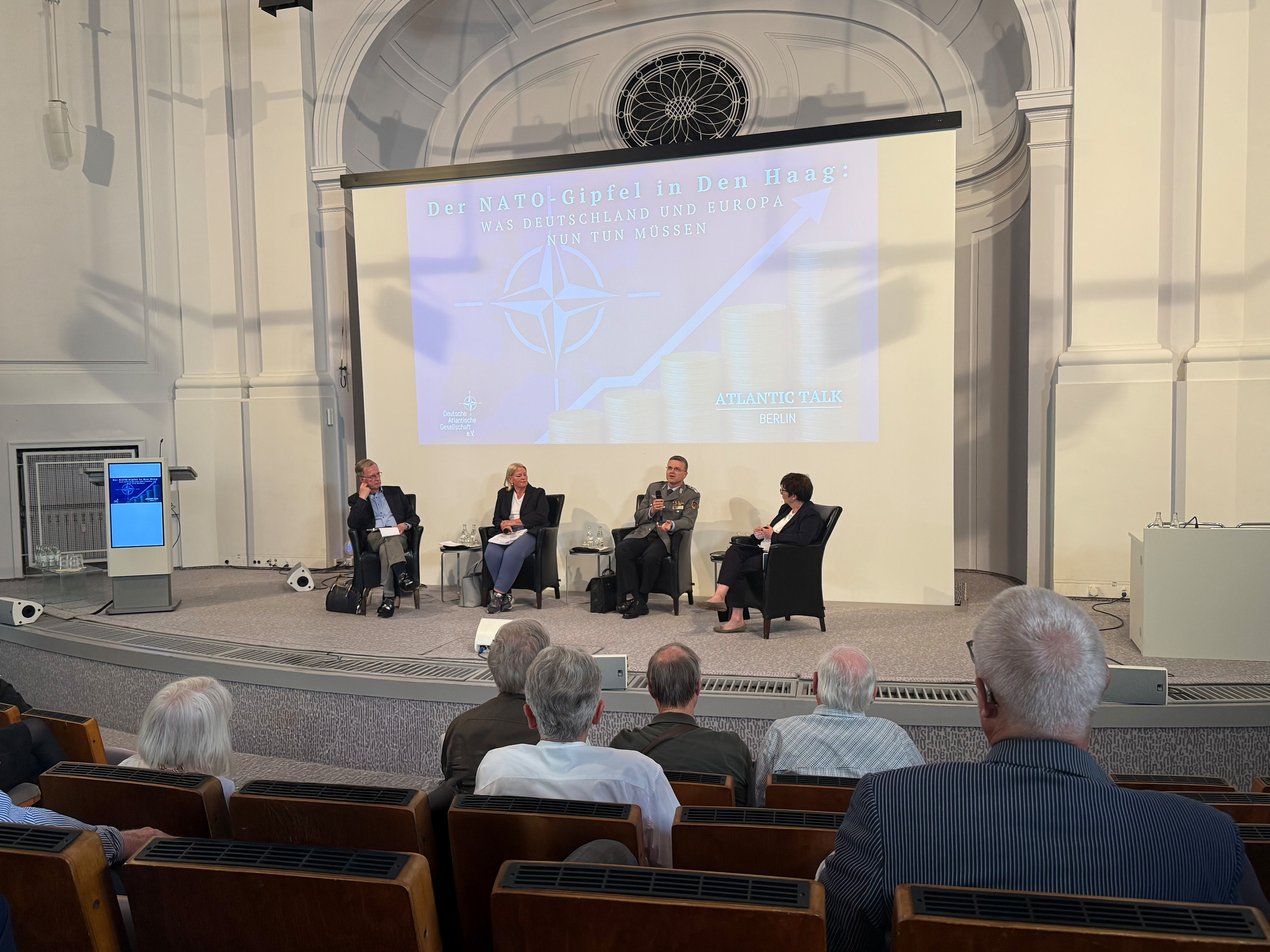 Der Bundesvorsitzende, Oberst André Wüstner (zweiter von rechts), diskutierte beim Atlantik Talk mit Wiebke Köhler (zweite von links) und Generalleutnant a.D. Heinrich Brauß links. Moderiert wurde die Veranstaltung von Dr. Ursula Weidenfeld (rechts). Foto: DBwV/Eva Krämer