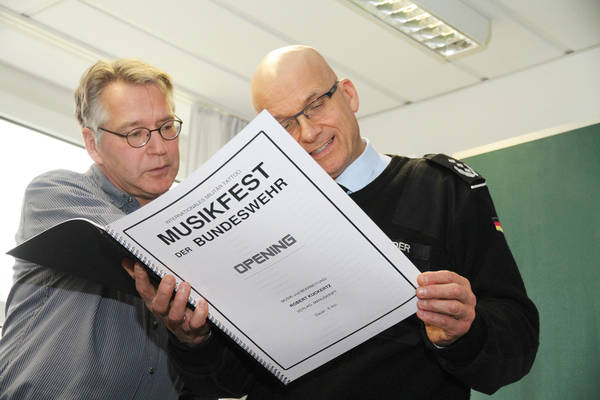 Arrangeur Oberstleutnant a. D. Robert Kucketz (l.) im Austausch mit dem künstlerischen Leiter Oberst Christoph Lieder Foto: Bundeswehr/Albrecht
