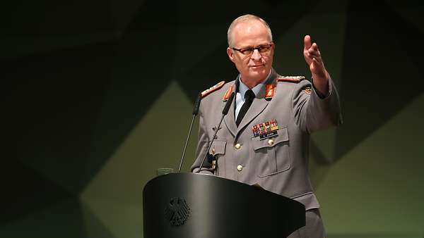 Auch der neue Generalinspekteur Eberhard Zorn stand naturgemäß im Mittelpunkt Foto: Bundeswehr/Sebastian Wilke 