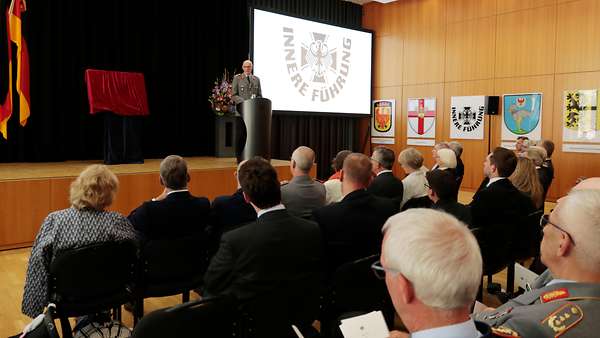 Generalmajor Zudrop spricht zu den Gästen. Foto: Bundeswehr/Ricarda Schönbrodt