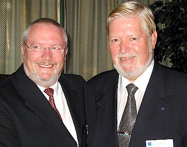 Präsident und Vizepräsident beim 30jährigen Jubiläum von EUROMIL im September 2002: Seniorsergent af. 1. grad Jens Rotbøll (r.) und Oberst Bernhard Gertz  Foto: DBwV/Archiv