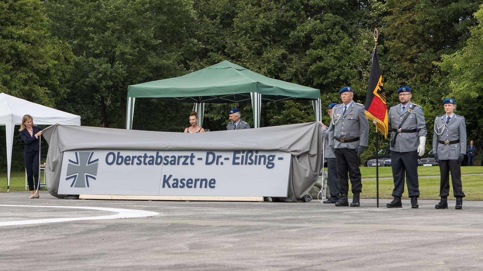 Im August 2023 wurde die Kaserne „Sanitätsdienststellen Bundeswehr Kronshagen“ in „Oberstabsarzt-Dr.-Eißing-Kaserne“ umbenannt. Der Bundeswehrmediziner war am 8. Oktober 2001 beim Abschuss eines UN-Hubschraubers in Georgien ums Leben gekommen. Foto: Bundeswehr/Henner Feddersen 