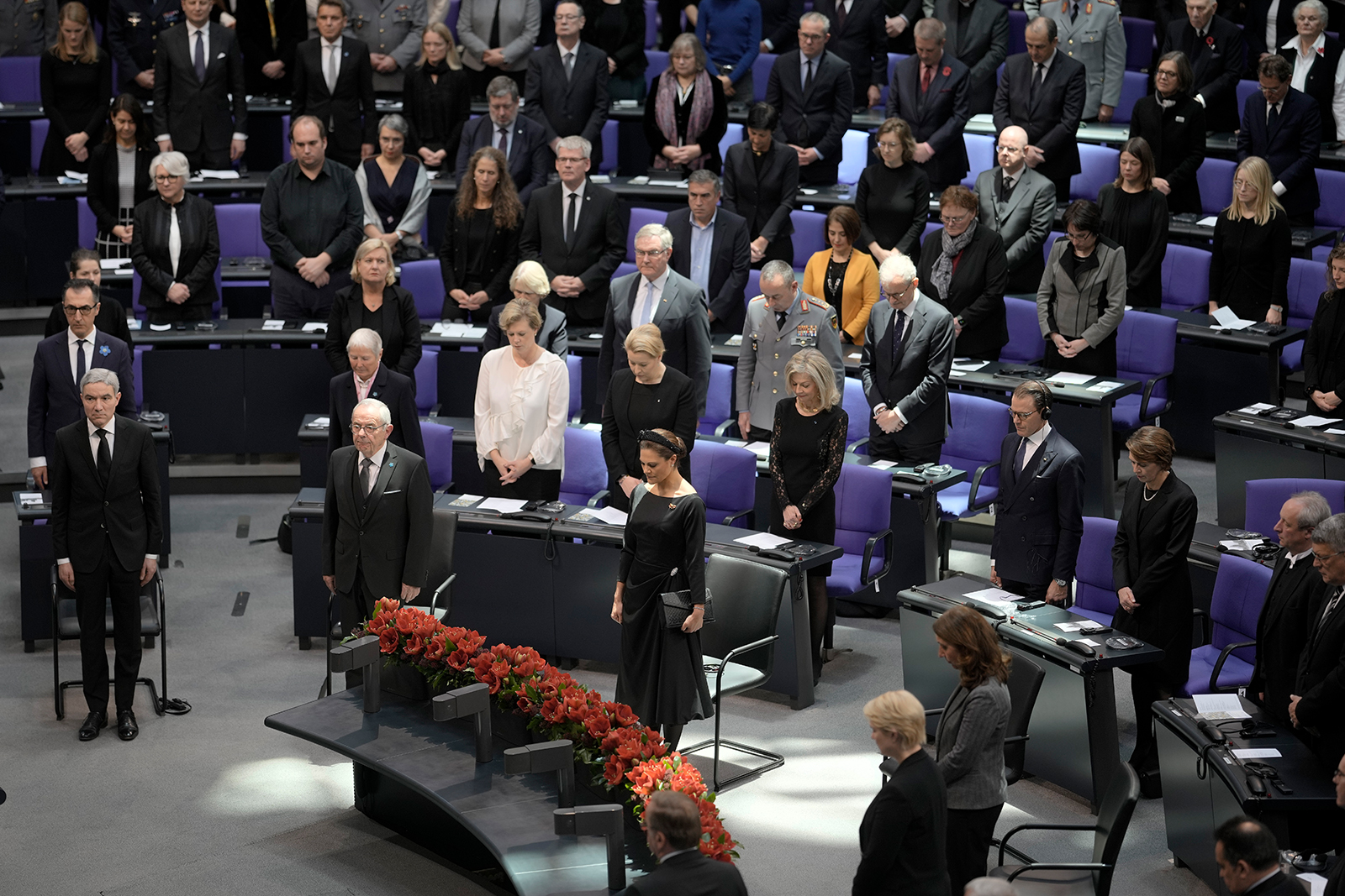 Schweigeminute im Bundestag in Gedenken an die Opfer von Krieg und Gewalt: Vorne in der Mitte Kronprinzessin Victoria von Schweden. Foto: picture alliance/ASSOCIATED PRESS/Markus Schreiber
