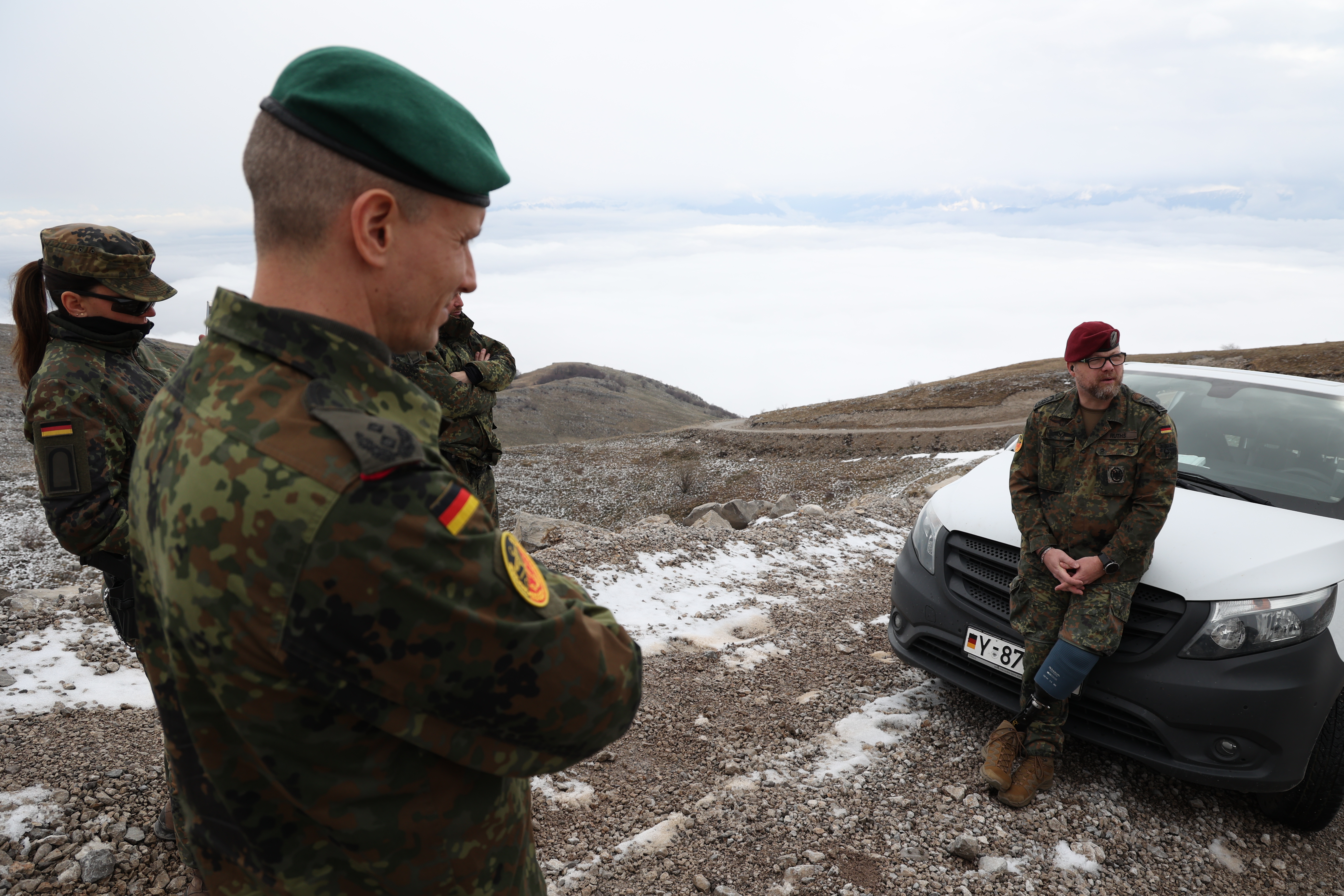 Nach 26 Jahren zurück am Pashtrik: Stabsfeldwebel Jens Ruths (r.) erzählt, wie es im September 1999 zu dem Minenunfall kam. Foto: DBwV/Yann Bombeke