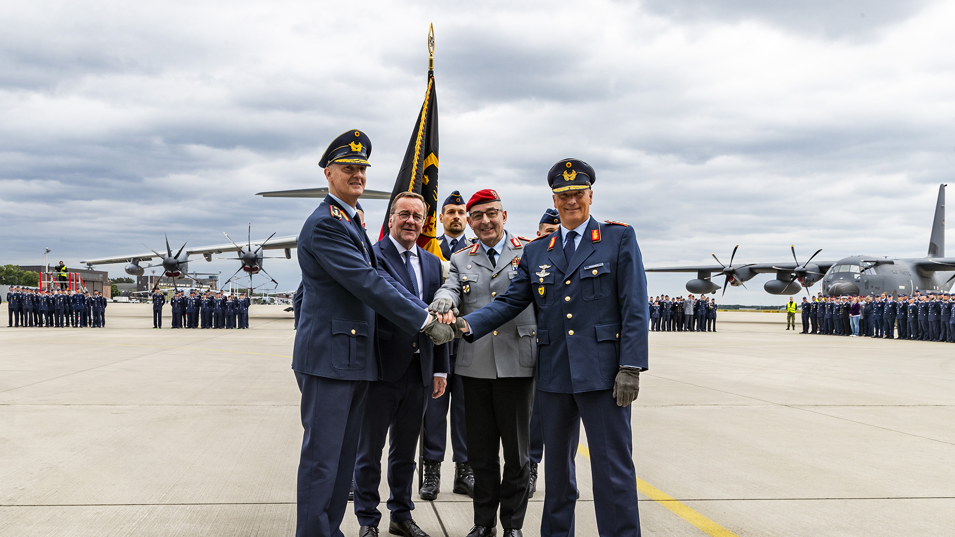 auf dem Fliegerhorst in Wunstorf: Verteidigungsminister Boris Pistorius (2.v.l.) und Generalinspekteur Carsten Breuer (2.v.r.) bei der Übergabe der Führung der Luftwaffe von Generalleutnant Ingo Gerhartz (r.) an Generalleutnant Holger Neumann (l.). Foto: Bundeswehr/Francis Hildemann