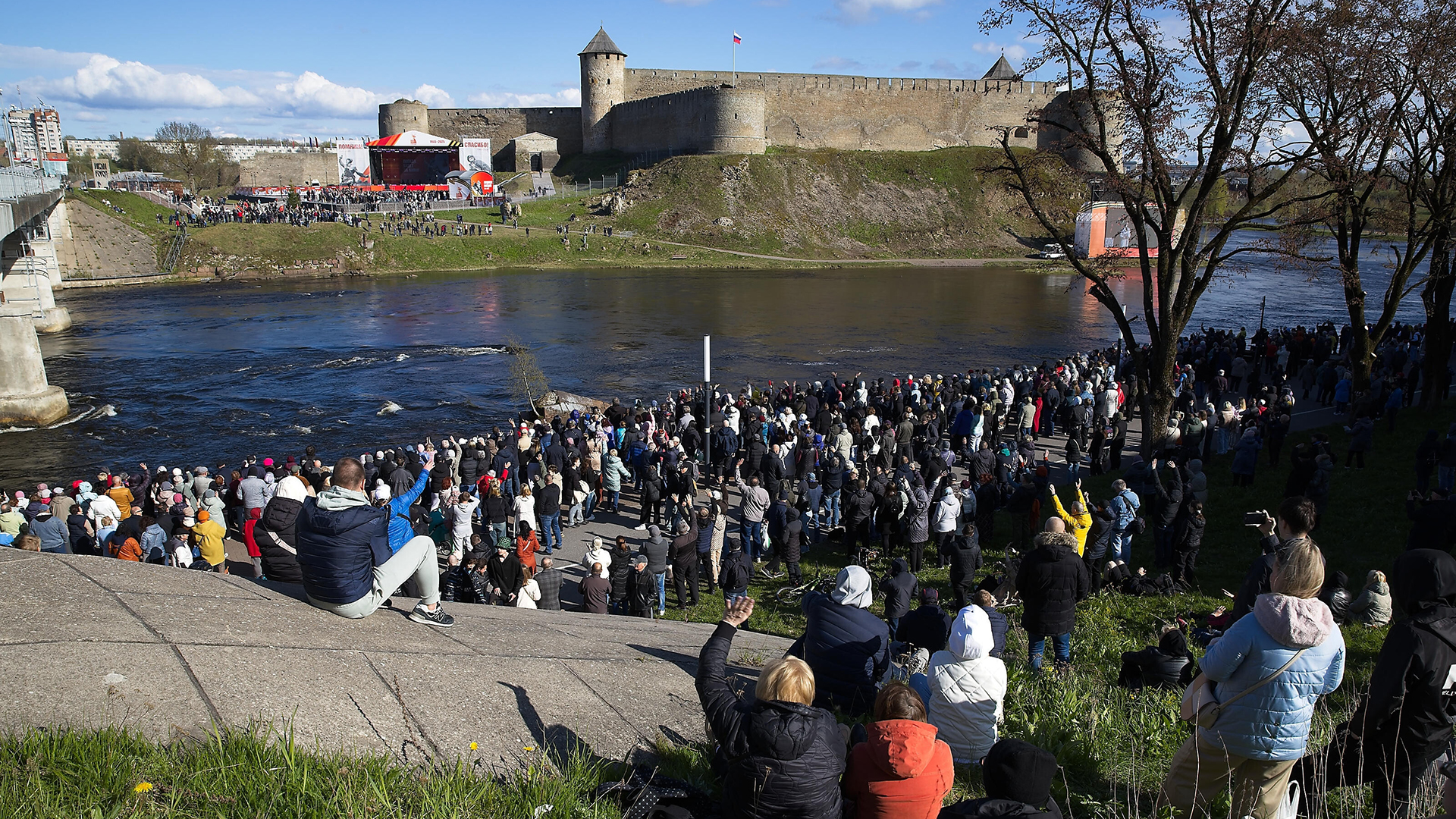 Gegenüber ist Russland: Am 9. Mai lief eine russische Propaganda-Show – auf estnischer Seite der Grenze sicht- und hörbar. Die estnische Stadt Narva mit ihrem großen russischen Bevölkerungsanteil gilt als potenzielles Ziel russischer Aggression