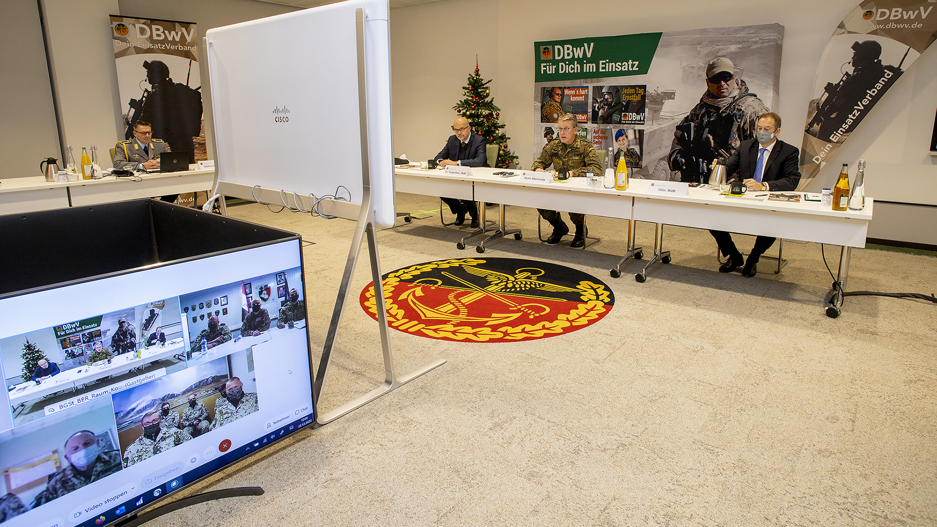 Der Stellvertretende Bundesvorsitzende Hauptmann Andreas Steinmetz (M.) und die Bundestagsabgeordneten Fritz Felgentreu (l.) und Henning Otte bei der Videokonferenz mit den Einsatzgebieten. Foto: DBwV/Yann Bombeke