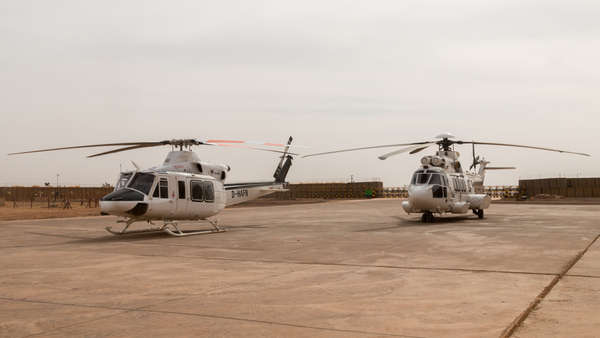 Ein Airbus H225 „Super Puma“ (r.) und eine Bell 412 EP der Firma GHS fliegen im Auftrag von MINUSMA. Foto: Bundeswehr/Uwe Weber