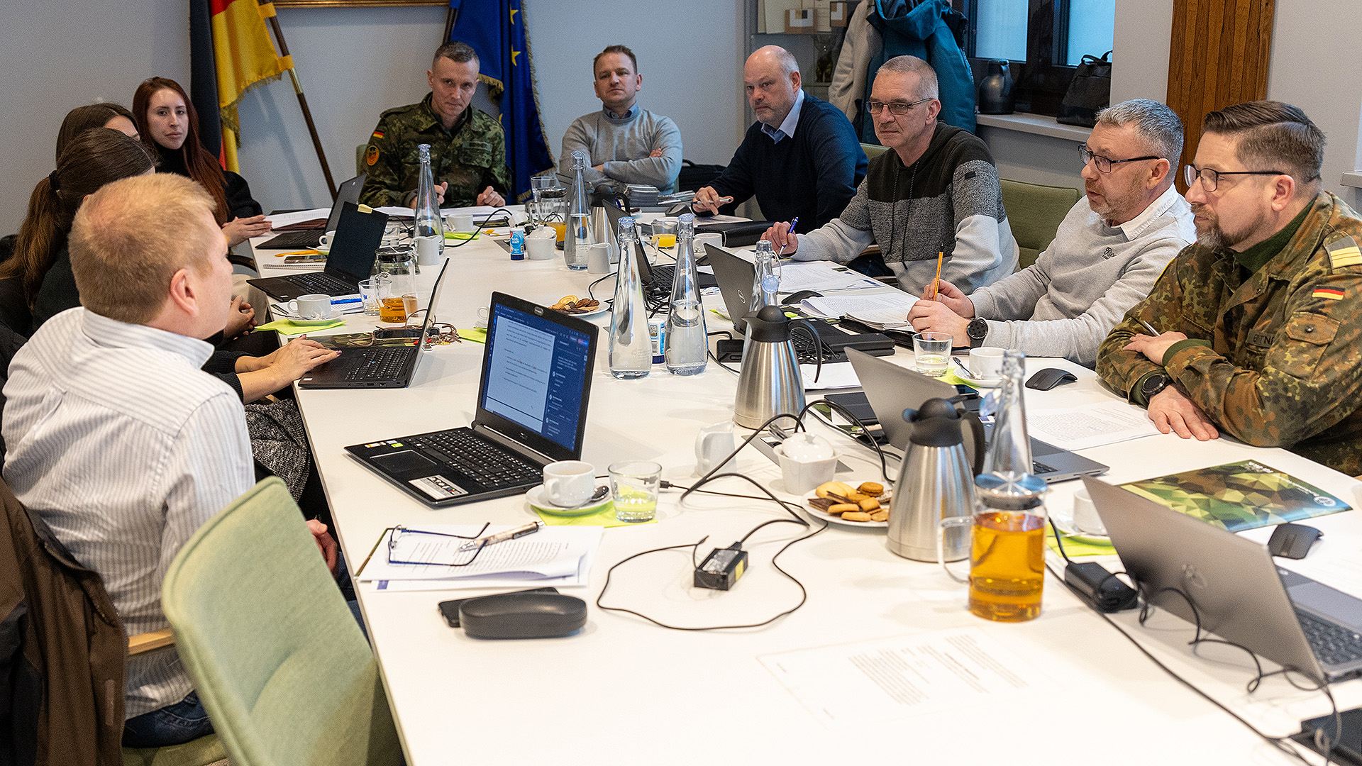 Zusammenkunft der Beauftragten Auslandseinsätze und den Stellvertretenden Landesvorsitzenden unter Leitung des Stellvertretenden Bundesvorsitzenden Oberstleutnant i.G. Marcel Bohnert. Foto: DBwV/Yann Bombeke