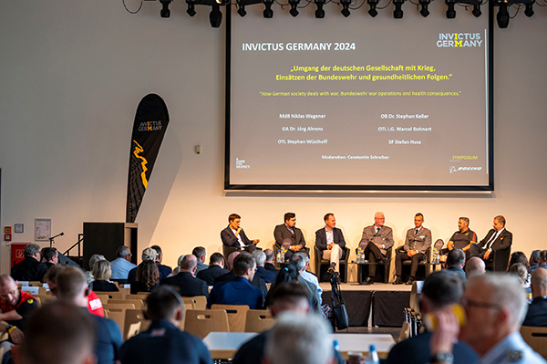 Bei einem Symposium im Vorfeld der IG24 diskutierten Oberstleutnant i.G. Marcel Bohnert, stellvertretender Bundesvorsitzender (3.v.r), der Bundestagsabgeordnete Niklas Wagener (Bündnis 90/Die Grünen, 2.v.l.), Düsseldorfs Oberbürgermeister Dr. Stephan Keller (3.v.l.), Generalarzt Dr. Jörg Ahrens, PTBS-Beauftragter im BMVg (M.), IG-Teammitglied Stabsfeldwebel Stefan Huss und Oberstleutnant Stephan Wüsthoff vom Förderverein zur Unterstützung der Arbeit mit Verserhrten am Standort Warendorf. Foto: Daniela Skrzypczak/www.gesichter-des-lebens.de