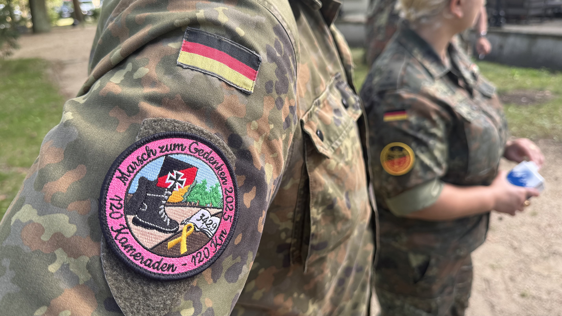 Seit 2018 marschieren Soldatinnen und Soldaten, um jene zu ehren, die im Dienst ihr Leben verloren haben. Foto: Lena Pütz