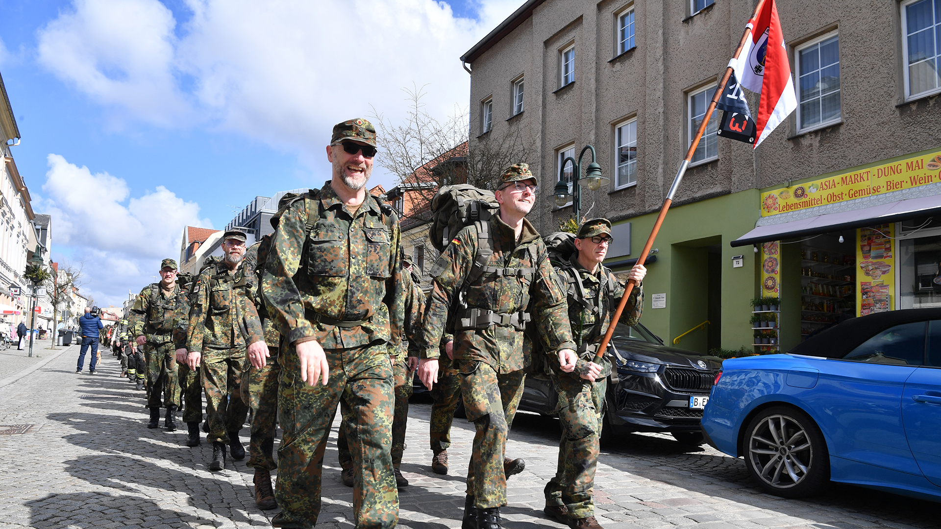Soldatinnen und Soldaten beim 16K3-Marsch in der Innenstadt von Strausberg. Bundesweit nahmen mehr als 26.000 Menschen am Gedenkmarsch für die Gefallenen des Karfreitagsgefecht teil. Foto: Bundeswehr/Carl Schulze