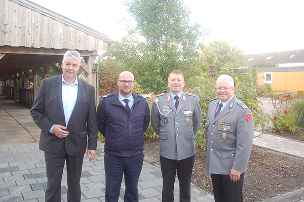 Die Referenten Jens Körting und Oberst Sven Callsen, der Stellvertretende Landesvorsitzende Gerd Dombrowsk und Oberstleutnant Gerd Müller, Beauftragter für die Ansprechpartner Auslandseinsätze im Landesverband Nord. Foto: DBwV