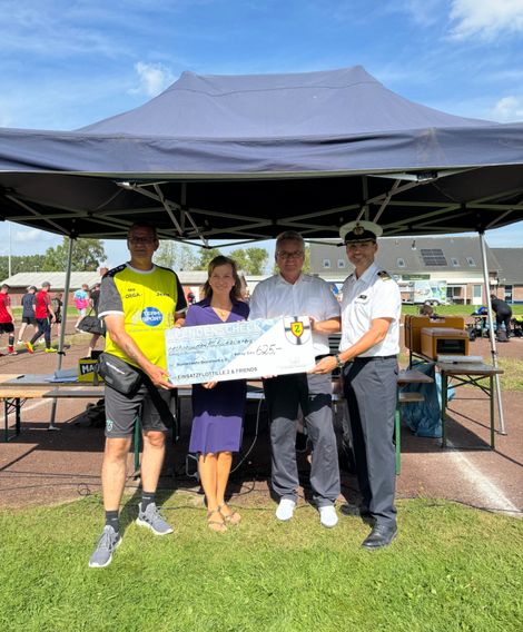 Das Bundeswehrsozialwerk und die Jugend des WSC Frisia erhalten Spenden. Foto: LV Nord
