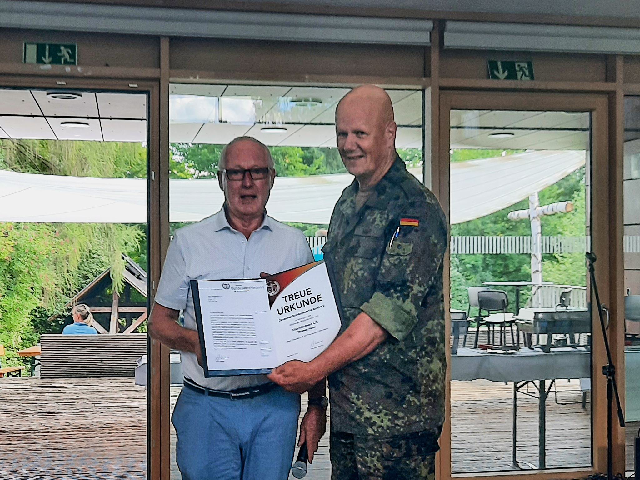 Oberstleutnant Thomas Hafer (v.r.) erhält die Ehrung vom KERH ...