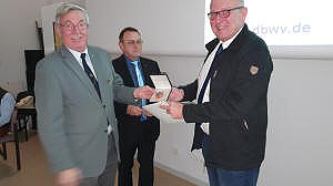 Für 20 Jahre ehrenamtliche Mandatstätigkeit geehrt Achim Dunker (r) mit Achim Komander (li) und Rudolf Schmelzer. Foto: Joachim Hentschel