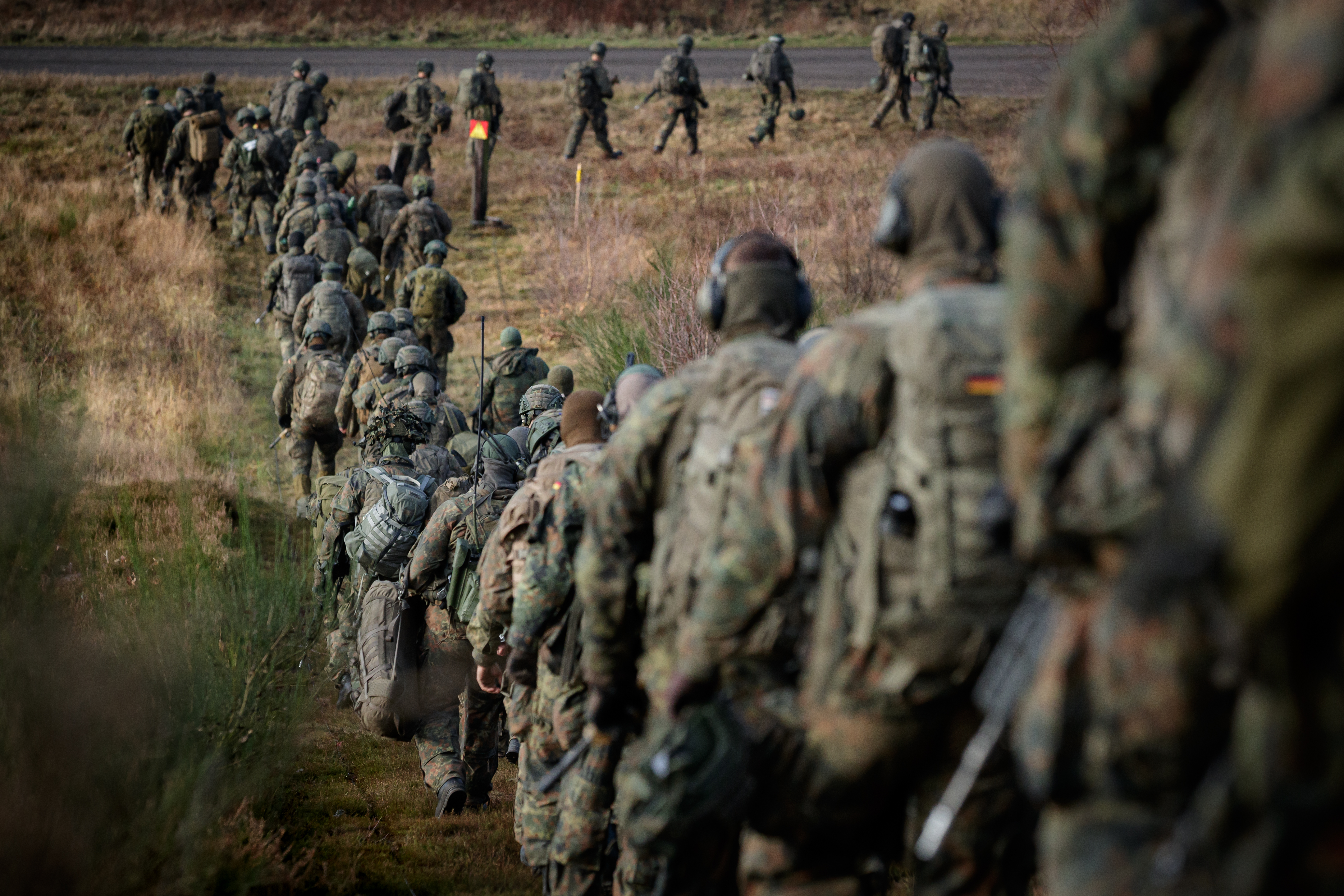 Soldaten des Gebirgsjägerbataillons 231 üben im multinationalen Gefechtsverband einer Stabilisierungsoperation während der Übung MILEX 2024 der EU-Battlegroup 2025 auf dem Truppenübungsplatz Bergen. Foto: Bundeswehr/Marco Dorow